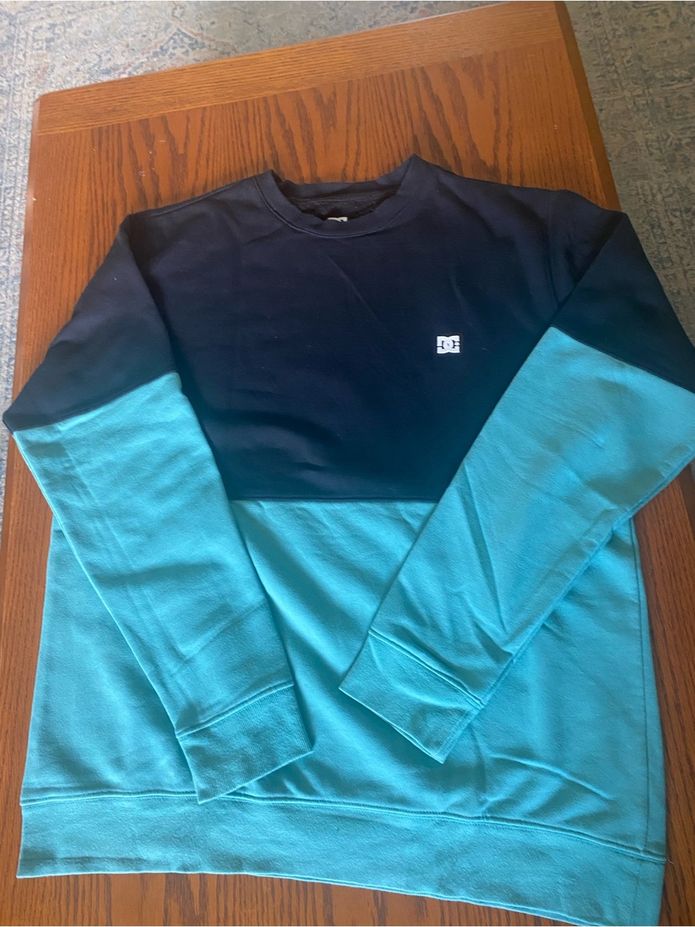 DC Two-Tone Navy and Teal Crewneck Sweater Large